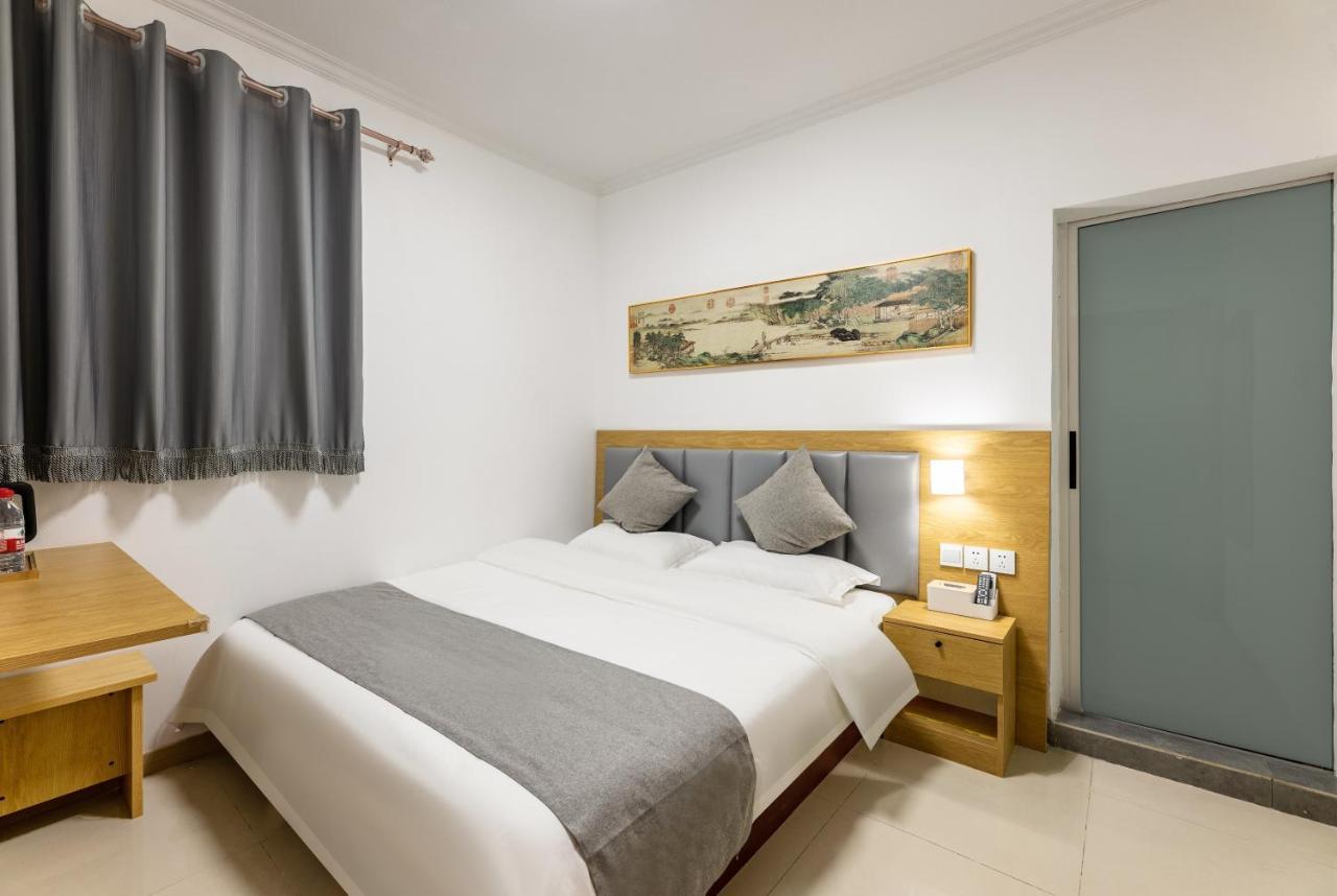 Happy Dragon Hotel - Close To Forbidden City&Wangfujing Street&Subway Nearby &Free Coffee & Free Laundry&English Speaking With Tour Services &Free Wifi Unlimited For Western Software Peking Exteriér fotografie